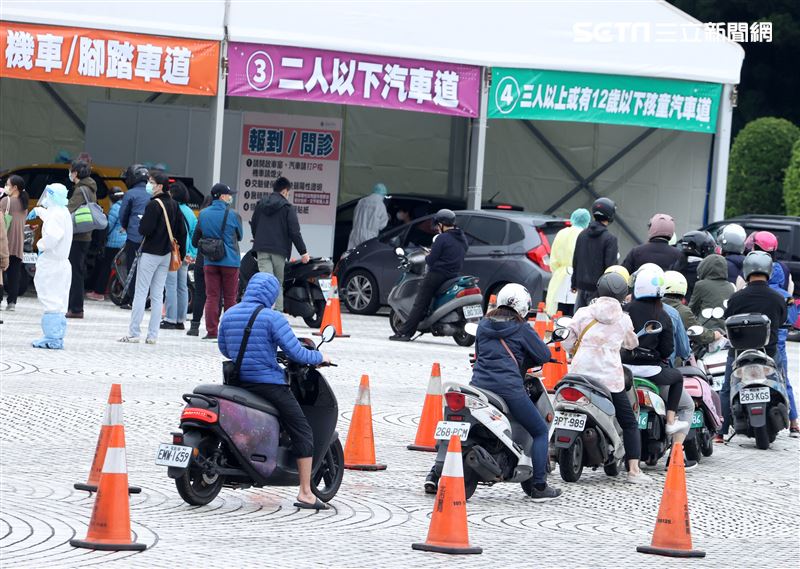 中正紀念堂「車來速」開跑機車道已有機車在排隊等待。（記者邱榮吉/攝影）