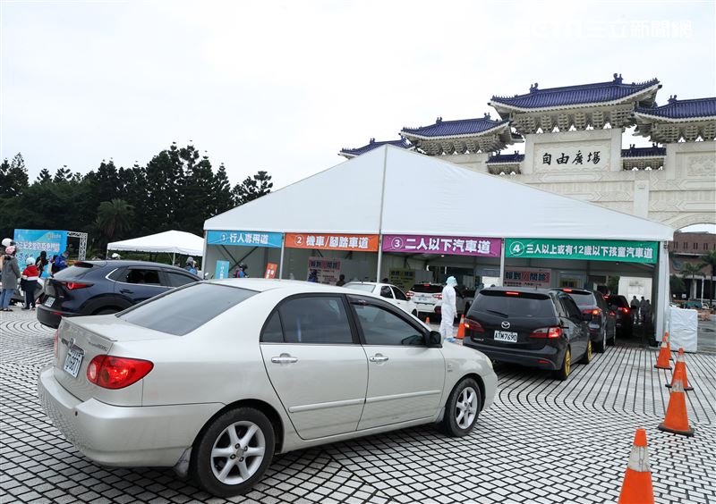 中正紀念堂「車來速」開跑首日步行、汽車道、機車道全滿。（記者邱榮吉/攝影）