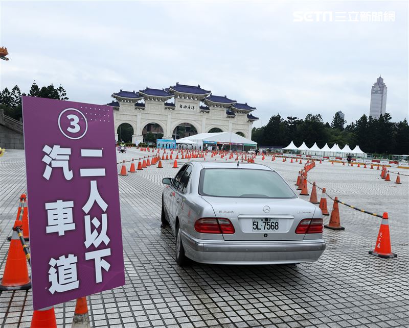 中正紀念堂「車來速」開跑汽車道排滿待篩檢車輛。（記者邱榮吉/攝影）