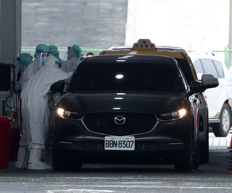 中正紀念堂「車來速」開跑醫護人員一一為車上乘客做PCR。（記者邱榮吉/攝影）