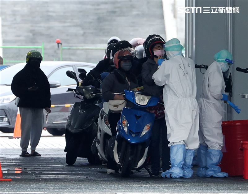 中正紀念堂「車來速」開跑醫護人員一一為車上乘客做PCR。（記者邱榮吉/攝影）