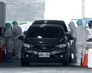 中正紀念堂「車來速」開跑醫護人員一一為車上乘客做PCR。（記者邱榮吉/攝影）