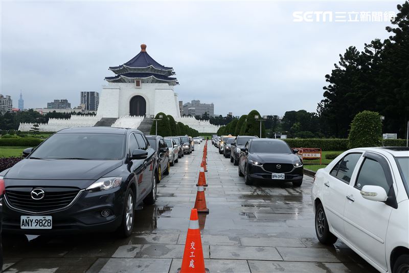 中正紀念堂「車來速」開跑汽車道排滿待篩檢車輛。（記者邱榮吉/攝影）
