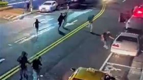 北市吳女撂人到北檢討債，雙方人馬被逮交保後，吳女等人再被追砍。（圖／翻攝畫面）