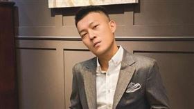 鳳梨真性情的台客風格，讓不少網友十分喜愛。(圖/翻攝自鳳梨IG)