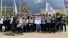 2022年世界中學生運動會15日盛大開幕2022年世中運15日於法國北部杜維爾市盛大舉行進場遊行與開幕式，高中體總組成包含135位選手在內共計208位歷來最大代表團參賽。台灣選手高喊「我們來自台灣」，並將與63國3500名選手互相競技與交流。中央社記者曾婷瑄杜維爾攝  111年5月16日