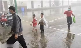 大陸一對小兄妹，為了趕在開學前進行一次免費核酸檢測，竟在大雨中徒步來回走了20公里路，甚至連一把傘都沒有。（圖／翻攝自搜狐千里眼微博）