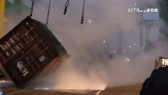 高雄港貨櫃翻倒　奪命化學氣體外洩