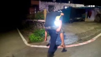老翁行動不便又迷路　暖心警揹回家