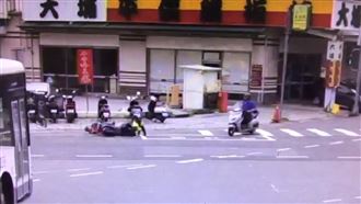 高雄狂婦衝撞女警倒地　囂張喊撞死我