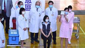 蔡總統接種第2劑高端疫苗（2）總統蔡英文（坐者）30日一早前往台大醫學院體育館接種第2劑高端疫苗，蔡總統施打前，護理人員特別向媒體展示高端疫苗。中央社記者王飛華攝  110年9月30日