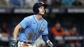 ▲菲利浦斯（Brett Phillips）飛球打到光芒巨蛋屋頂。（圖／美聯社／達志影像）