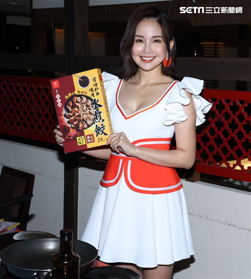 鍾欣怡出席「胡同」燒肉集團攜手聯名新美味活動。（記者邱榮吉/攝影）