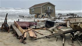 羅丹特一處海岸的別墅遭到沖毀。（圖／美聯社／達志影像）