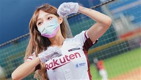 林襄,球場,穿搭,抬腿(翻攝自 林襄 IG)