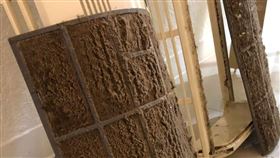 原PO剛搬新家，將冷氣濾網拆下來洗。（圖／翻攝自《爆廢公社公開版》）