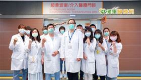 為解決此困境，成大醫院陸續增設多種介入醫療門診，包含心肺介入、腦血管介入、乳房介入及王建國主任(左四)所屬的肌肉骨骼介入性治療。與各相關科別合作，維持良好互動及溝通。