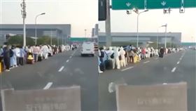 上海逐步解封！1萬多離境人潮擠爆虹橋車站。微博