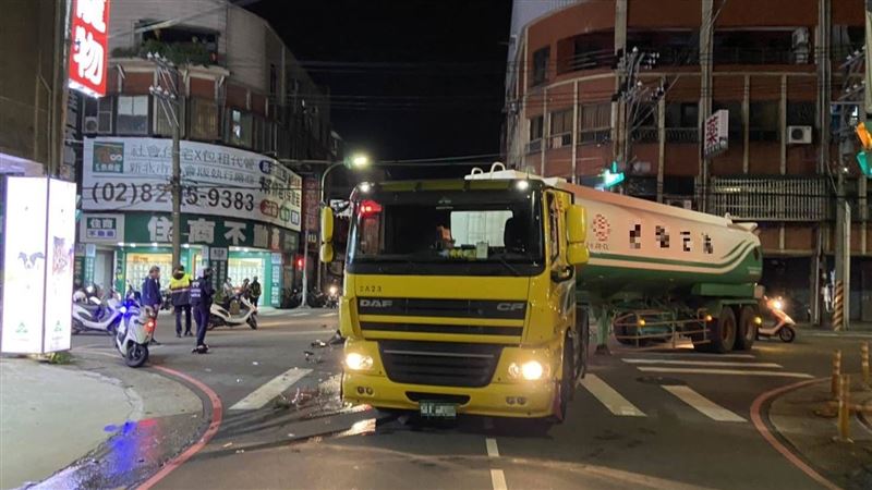 油罐車左轉卻亮右轉燈　2騎士失控撞