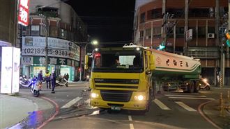 油罐車左轉卻亮右轉燈　2騎士失控撞