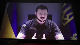 法國第75屆坎城影展（Cannes Film Festival）在當地時間17日盛大舉行，今年的開幕式上，烏克蘭總統澤倫斯基（Volodymyr Zelenskyy）以視訊方式現身。（圖／美聯社／達志影像）