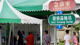 逾65歲長者快篩陽視同確診18日起適用（2）本土疫情持續，「快篩陽性視同確診」漸成常態，中央流行疫情指揮中心17日修訂擴增COVID-19病例定義，65歲（含）以上長者，無論是否為居家隔離檢疫或自主防疫對象，如快篩陽性，經醫事人員確認即為確診，5月18日起適用。圖為17日高雄民眾前往民生醫院社區篩檢站排隊進行採檢。中央社記者董俊志攝  111年5月17日