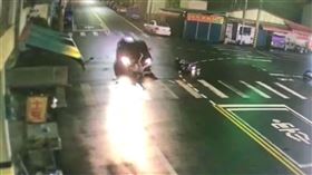 彰化田中驚悚車禍，女騎士與轎車碰撞，捲進車底，頭頂安全帽保命(圖／翻攝畫面)