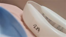 ▲原PO看到便盆被寫「公狗」傻眼。（圖／翻攝自爆怨公社臉書）

