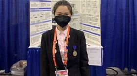中山女高洪苡珊同學參加美國Regeneron國際科學展覽會，以「高鹽飲食對果蠅學習與記憶能力的影響及其細胞與分子機制」研究，拿下動物學科大會獎一等獎。（圖／中山女高提供）