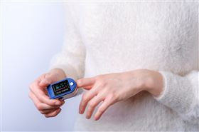 居家照護或居隔必看！ 醫曝必備器材與藥品 快篩這樣戳才正確「體溫計」是家中必備用品，可準備耳溫槍或是腋溫計，也要注意專用電池。林岱樓醫師表示，如果確診輕症或是居隔在家，非常焦慮或擔憂自己和家人的健康，可以考慮準備「製氧機」與「氧氣瓶」。前者可以在出現呼吸急促、胸悶或血氧低下時，增加氧氣供給。後者是類似登山用的罐裝氧氣，也能在短時間內提供較充足的氧氣量。