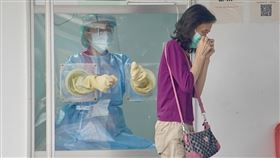 逾65歲長者快篩陽視同確診18日起適用（3）國內疫情嚴峻，中央流行疫情指揮中心17日修訂擴增COVID-19病例定義，65歲（含）以上長者，無論是否為居家隔離檢疫或自主防疫對象，如快篩陽性，經醫事人員確認即為確診，18日起適用。圖為17日高雄民眾前往民生醫院社區篩檢站採檢。中央社記者董俊志攝  111年5月17日