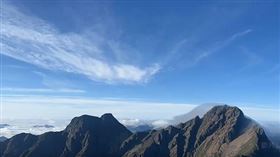 ▲鄭明典分享玉山氣象站拍下玉山峰頂放晴的影片。（圖／翻攝自鄭明典臉書）