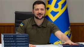 ▲澤倫斯基自開戰以來，就是穿著軍綠色刷毛衫、T恤、外套等，軍綠色儼然成為他的標誌。（圖／翻攝自澤倫斯基IG）