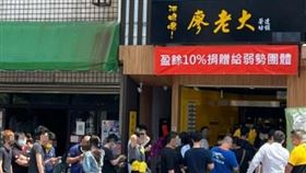 廖老大開的手搖飲料店排滿人。（圖／翻攝自廖老大臉書）