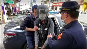 台電嘉義配電中心驚爆命案  警逮捕男員工台電嘉義區營業處配電中心陰姓男員工（中）22日上午疑與台電合作業者張女談判分手時，涉嫌持水果刀刺殺，張女身中數刀送醫不治，警方到場時，陰男仍停留在現場，立即被警方逮捕。（翻攝畫面）中央社記者黃國芳傳真  111年3月22日