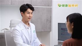 江承翰為了讓家屬更瞭解病人的狀況，門診時間都歡迎家屬問診問到飽，家屬往往感受到醫師的真心誠意，醫病和家屬更有空間共商最適合的治療方案