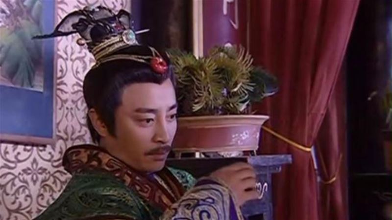 兵臨城下　他靠「脫衣」逆轉贏得皇位