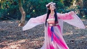 張雅涵在《戲說台灣》演出「蘭花精」登上表特版。（圖／非常星工作室提供）