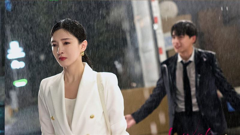 辦公室戀情曝光　女星激吻純情奶狗