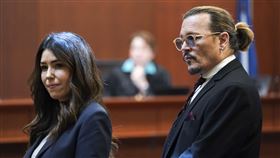 強尼戴普的律師卡蜜兒（左）完全不讓安珀辯護律師有詢問的空間。（圖／美聯社／達志影像）