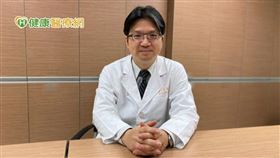 林口長庚醫院皮膚部部長鐘文宏指出，過去多數乾癬患者就醫意願不高，原因是認為西醫「治標不治本」或對於類固醇有極大恐懼感。