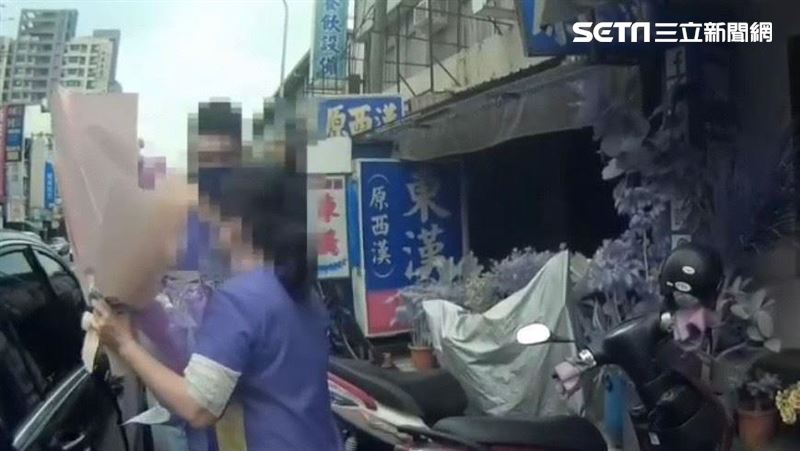賓士男好糗！買花送女友　結果進警局