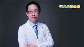 陳紹緯醫師分析，主動脈瓣主要以侵入性治療矯正結構異常，利用外科手術或經導管方式置換瓣膜，但有時心臟問題不會僅出現瓣膜上，也會在主動脈血管上，問題複雜就必須依賴外科手術一併處理。