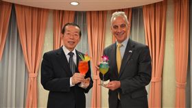 謝長廷與美國駐日大使Rahm Emanuel（圖／翻攝自謝長廷臉書）