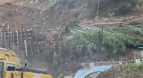 集集支線集集段隧道修復工程，邊坡土石崩落坍方，驚險 (圖／翻攝畫面)