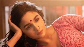 演出女主角甘加的29歲女星艾莉雅巴特（Alia Bhatt）隨之爆紅。（圖／翻攝自Alia Bhatt IG）