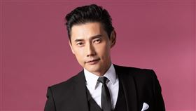 包偉銘恭喜兒子登記結婚。（圖／包庭政提供）