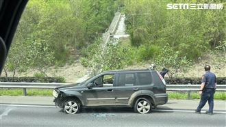 狂男肇逃還撞警　警開11槍國道逮人