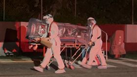 綠島男子確診  空勤以負壓隔離艙送台東就醫台東綠島66歲林姓男子確診COVID-19（2019冠狀病毒疾病），17日晚間由空勤總隊黑鷹直升機以負壓隔離艙送台東就醫。（空勤提供）中央社記者盧太城台東傳真  111年5月17日