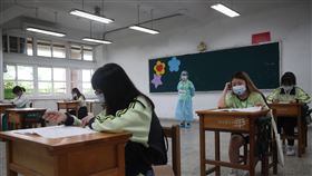 國中會考備用試場  每間8到20人（1）因應COVID-19疫情，21、22日舉辦的國中教育會考，增設第二類備用試場，用來安置居家隔離、檢疫考生，以每間教室安排8到20名考生為原則。中央社記者吳家昇攝  111年5月19日